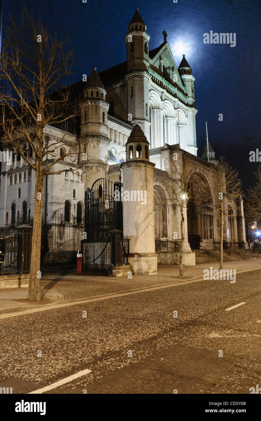 La St Anne's Cathedral, Belfast, di notte con la luna piena dietro Foto Stock