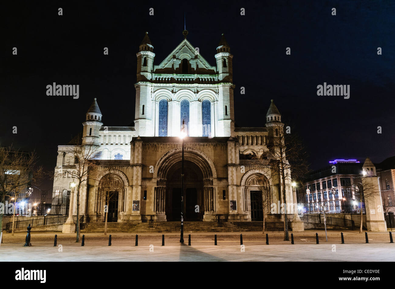 La St Anne's Cathedral, Belfast, a notte Foto Stock