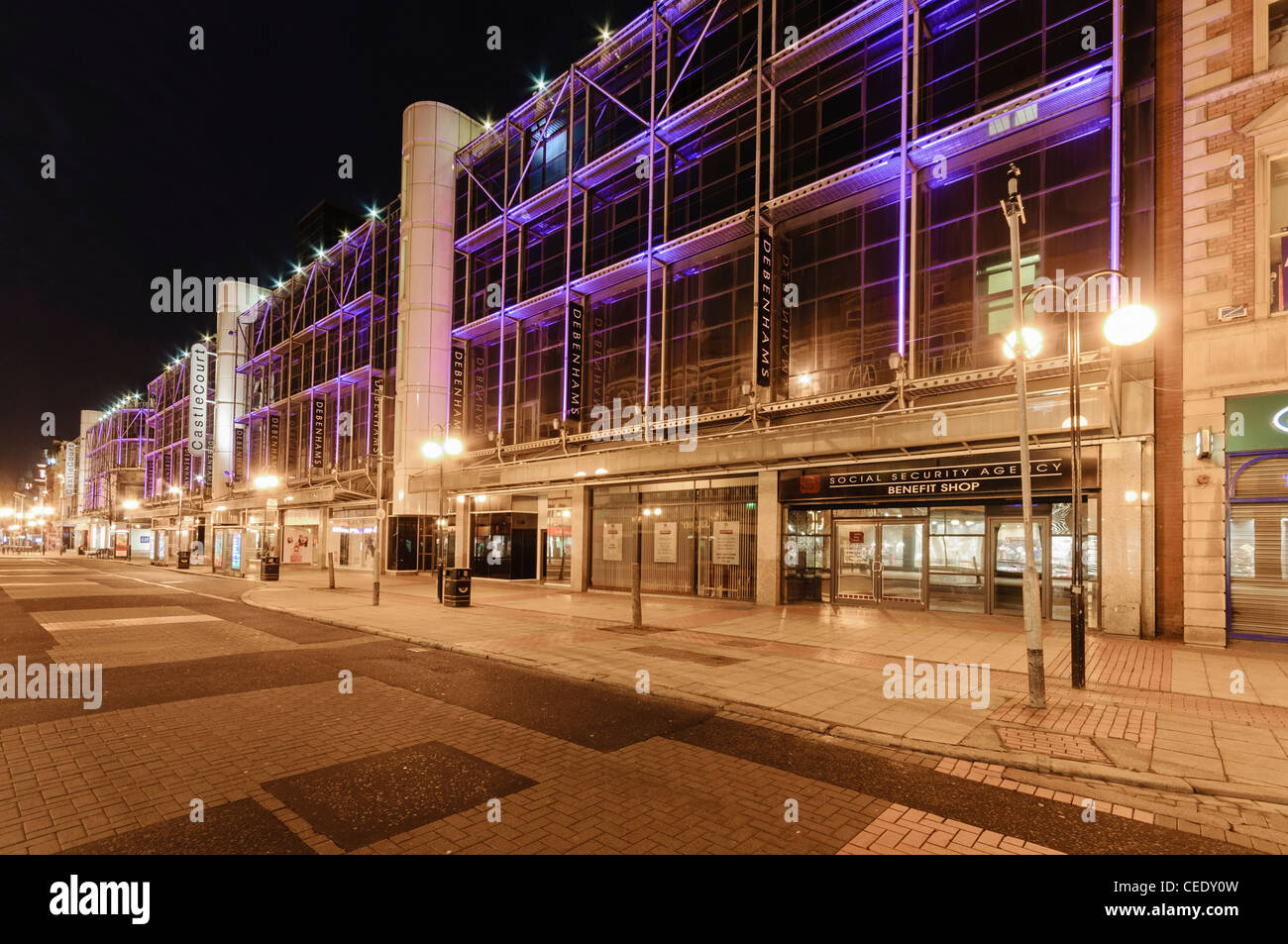 Westfield: Castlecourt Shopping Centre, Belfast, durante la notte, ha recentemente venduto a Hermes real estate in un £400m trattativa. Foto Stock