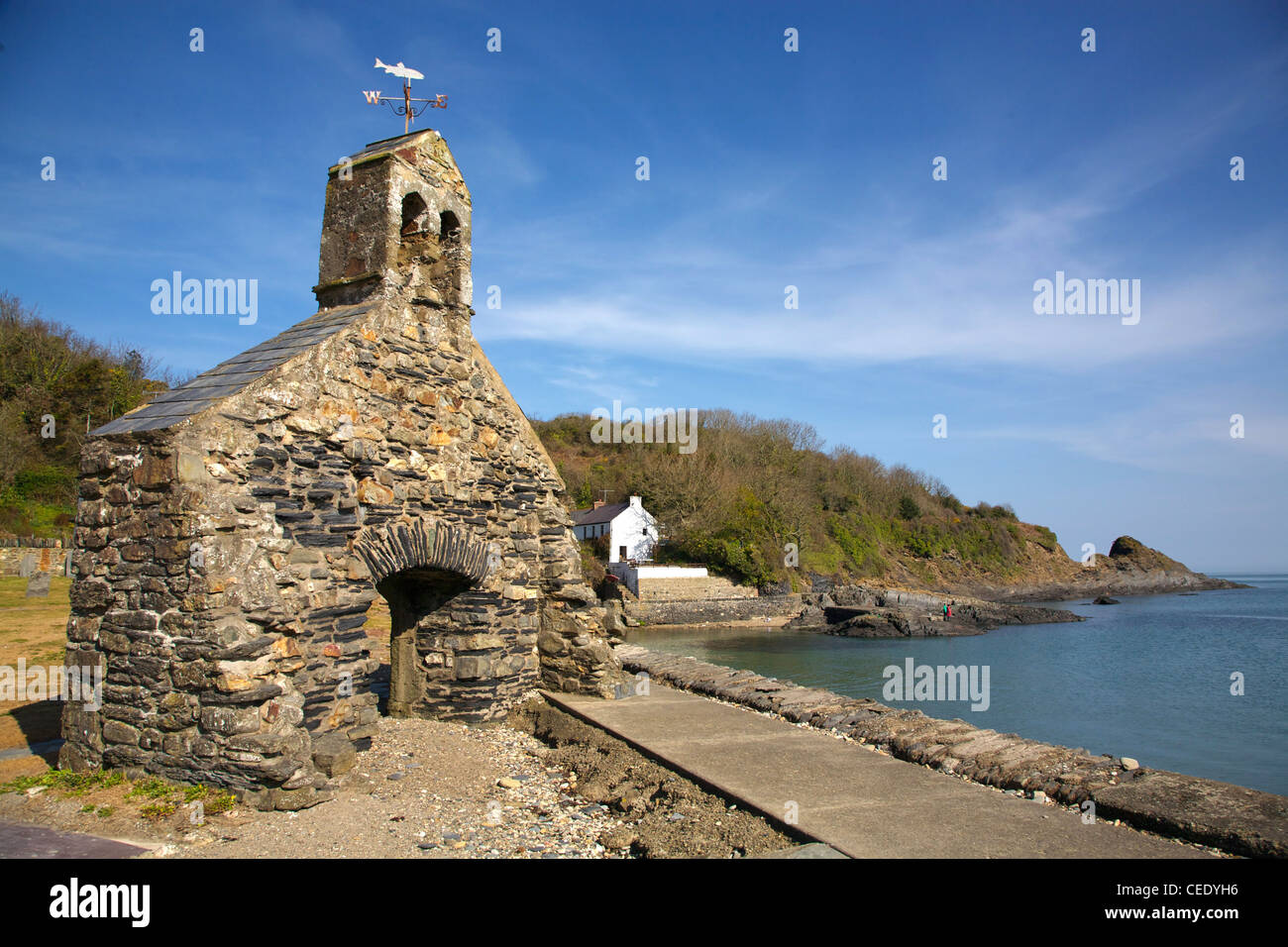 Resti di una piccola chiesa a Cwm yr Eglws a Dinas testa in Pembrokeshire Foto Stock