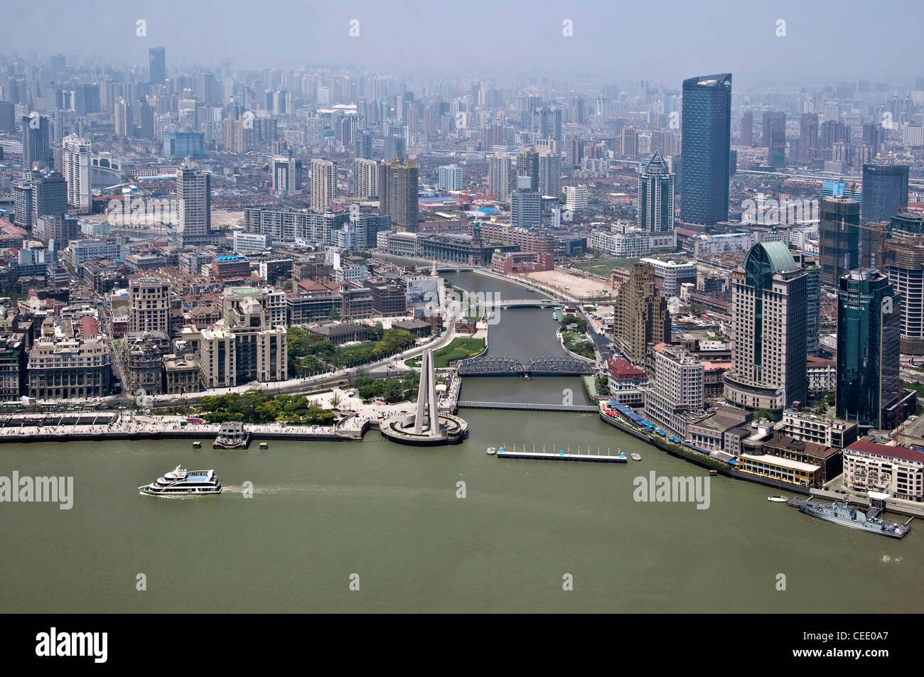 Vista dall'Oriental Pearl Tower sul fiume Huangpu e Suzhou Creek - Shanghai (Cina) Foto Stock