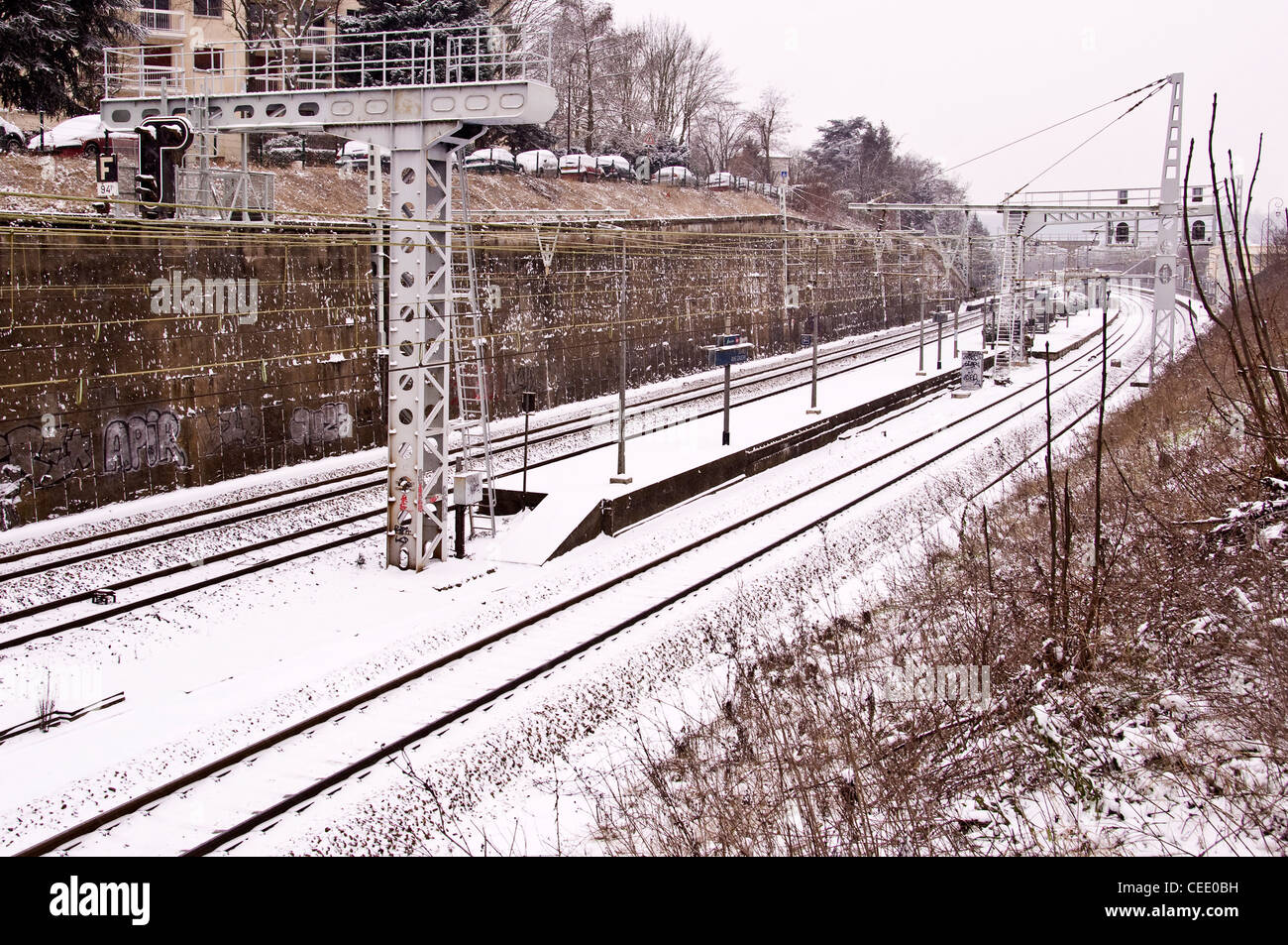 Stazione ferroviaria coperte di neve - Sèvres, nei pressi di Parigi (Francia) Foto Stock