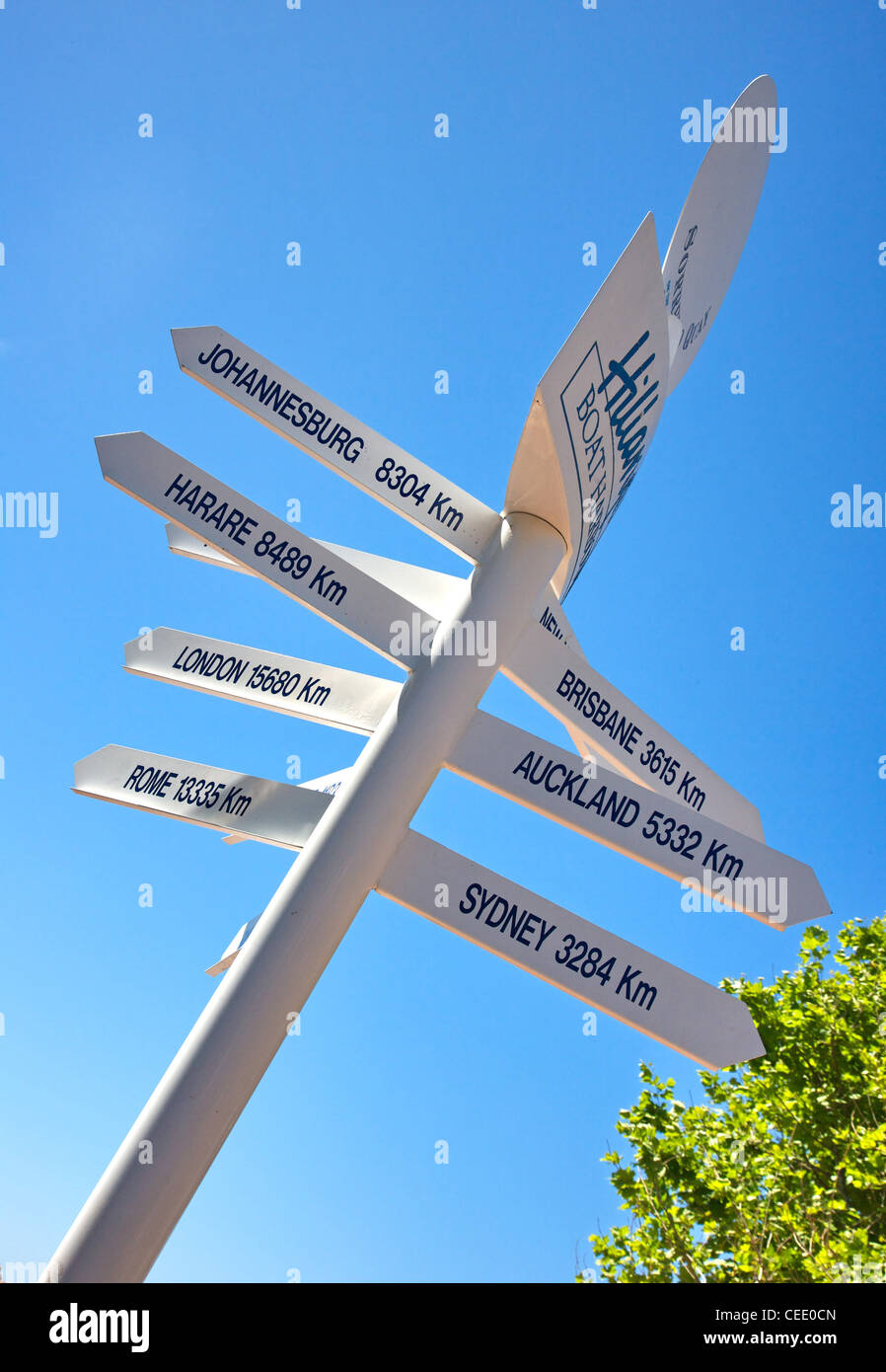 Segno a Hillarys marina Perth Western Australia che mostra le distanze per i principali centri del mondo Foto Stock