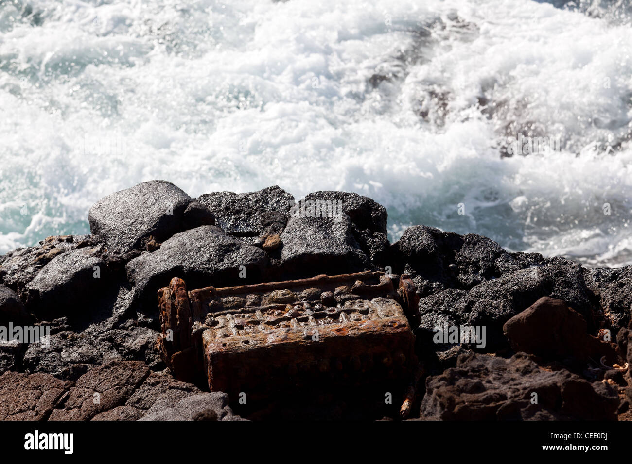 Vecchio arrugginito del blocco motore da veicolo oggetto di dumping in mare Foto Stock