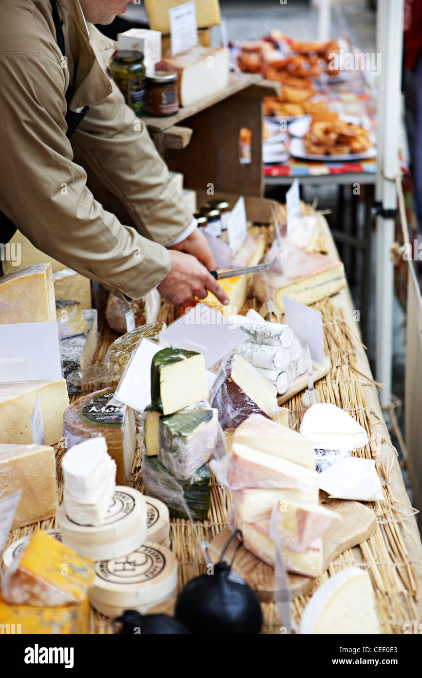 Pressione di stallo di formaggio Richmond farmers market Foto Stock