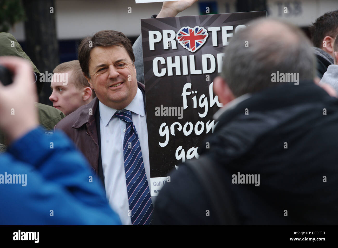 Nick Griffin a BNP / EDL protesta al di fuori del tribunale di Liverpool, lunedì 6 febbraio 2012 Foto Stock