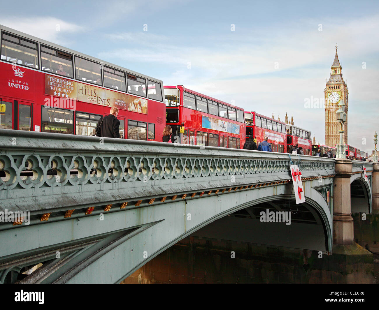 Coda di bus sul Westminster Bridge London Foto Stock