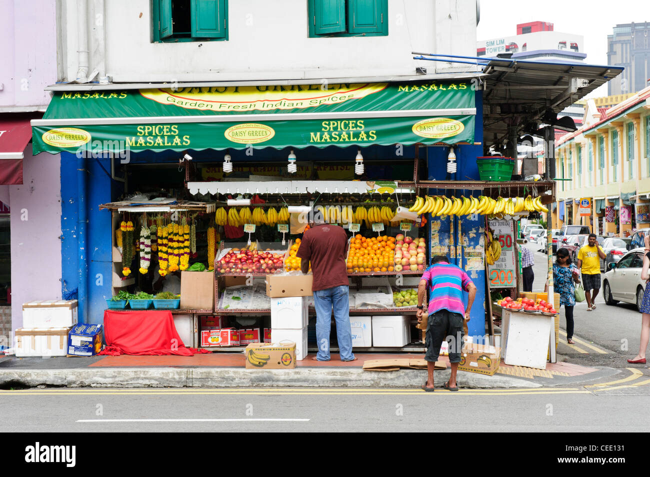 La frutta in vendita nel negozio asiatico, Little India di Singapore. Foto Stock