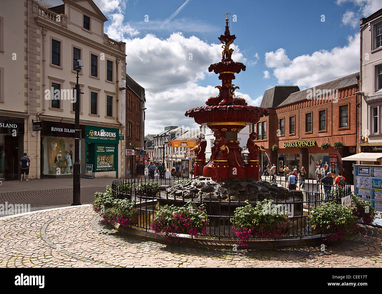 La fontana a Dumfries Town Center con loghi Foto Stock