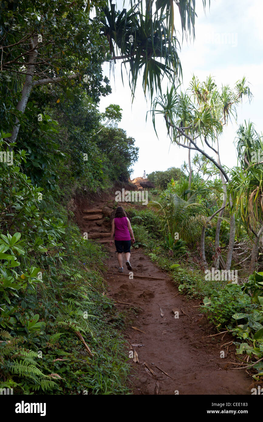 Unica donna walker sul Kalalau Trail lungo la costa di Na Pali in Kauai Hawaii Foto Stock