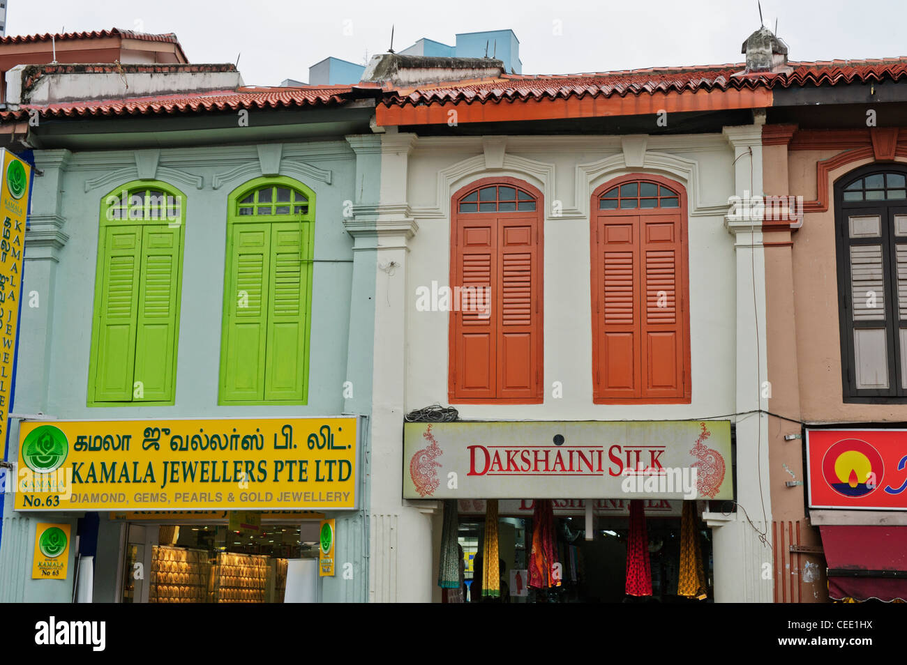 Persiane colorate, Little India di Singapore. Foto Stock