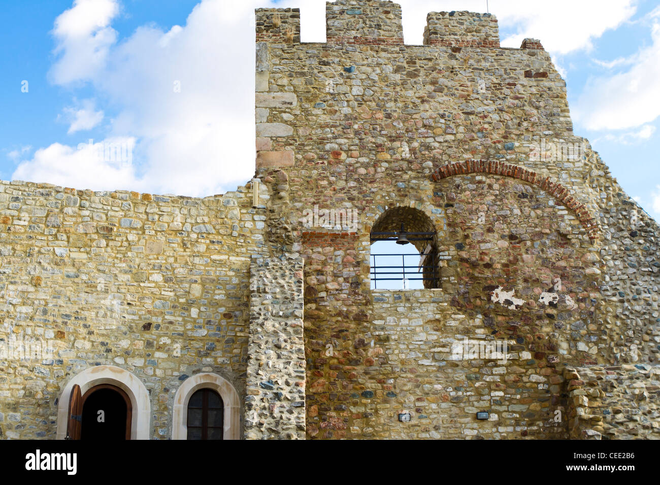 Ruderi di un vecchio castello in Europa orientale Foto Stock