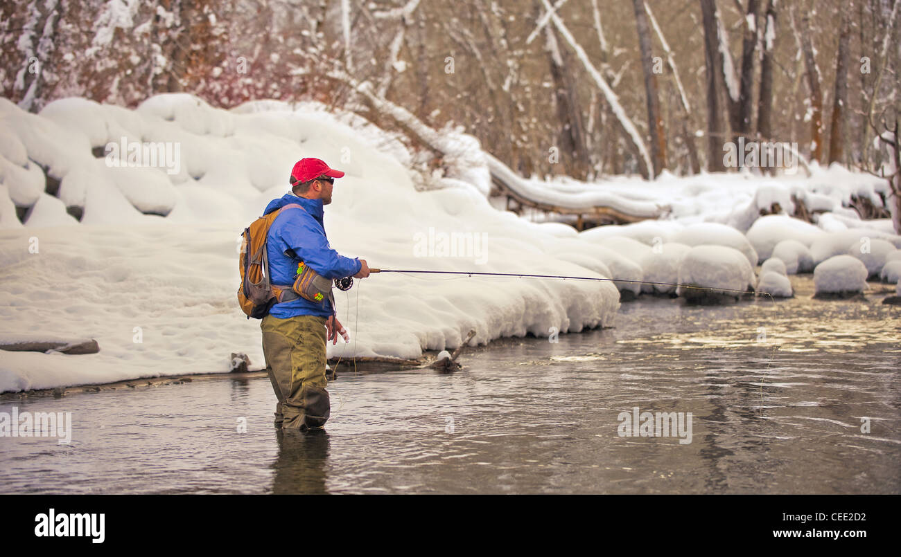 Un pescatore a mosca pesci del fiume Big Wood in Ketchum, Idaho in inverno  per la pesca alla trota Foto stock - Alamy