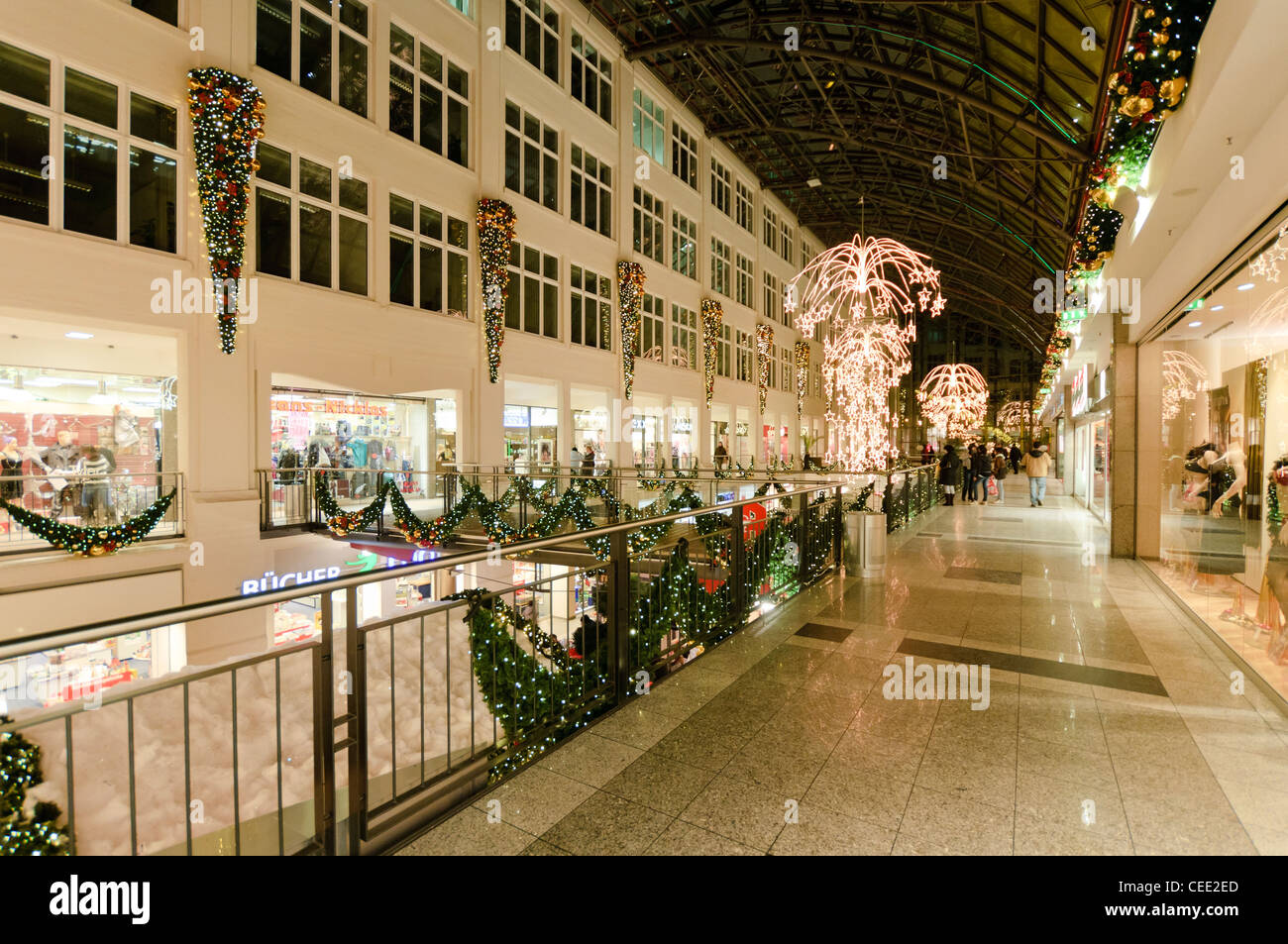 Decorazioni di Natale, il mercatino di Natale in Goethe-Galerie shopping centre, Jena, Turingia, Germania, Europa Foto Stock