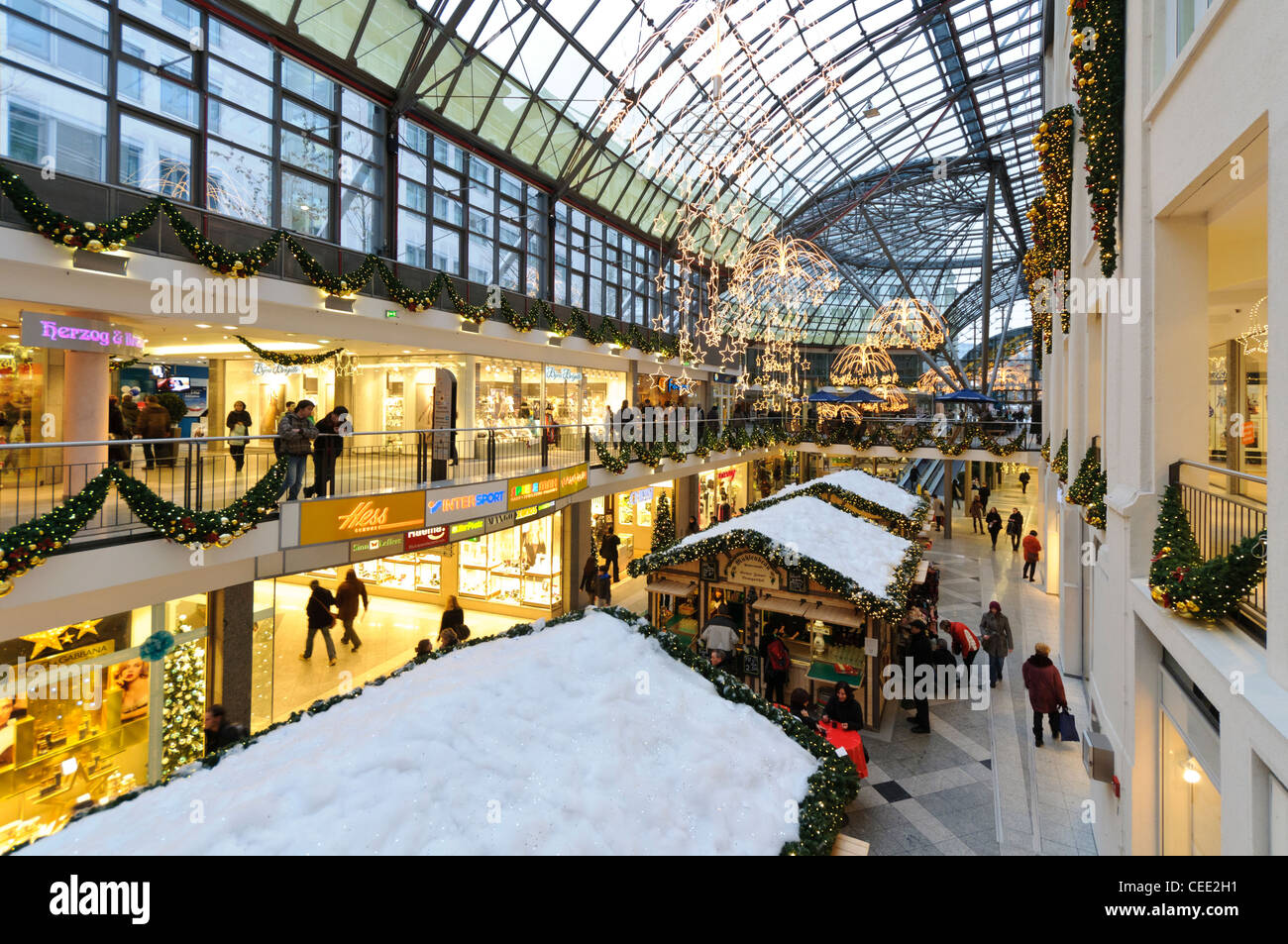 Mercatino di Natale in Goethe-Galerie shopping centre, Jena, Turingia, Germania, Europa Foto Stock
