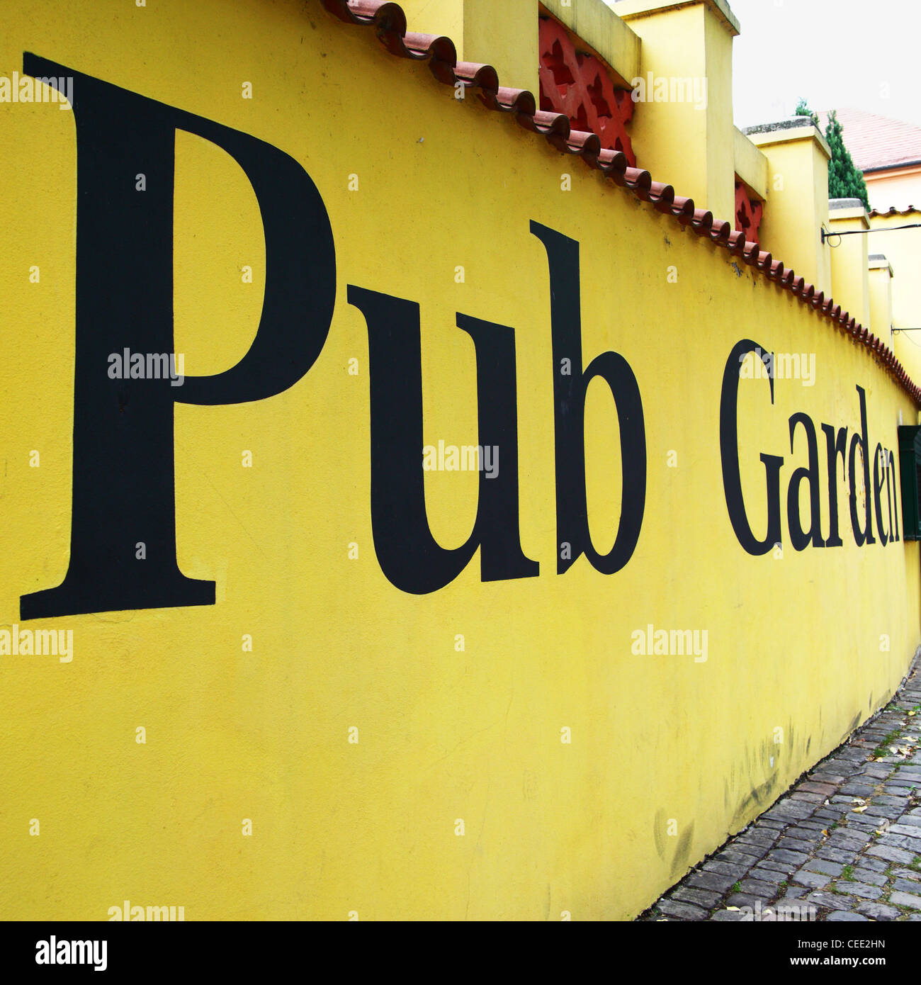 Parete gialla con segno Pub Garden close-up Foto Stock