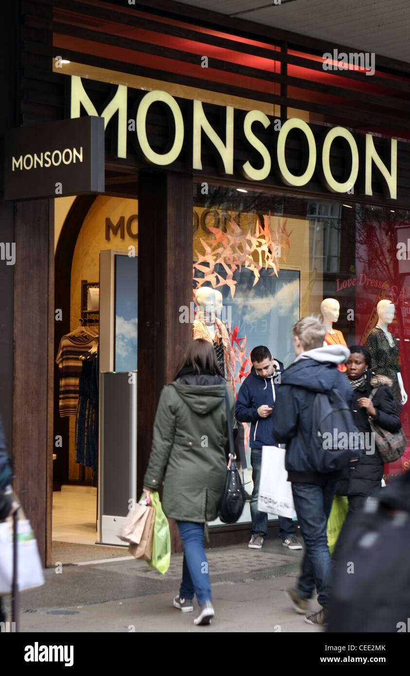 La parte anteriore e l'entrata di un negozio di monsone in Oxford Street, Londra, con persone che entrano Foto Stock