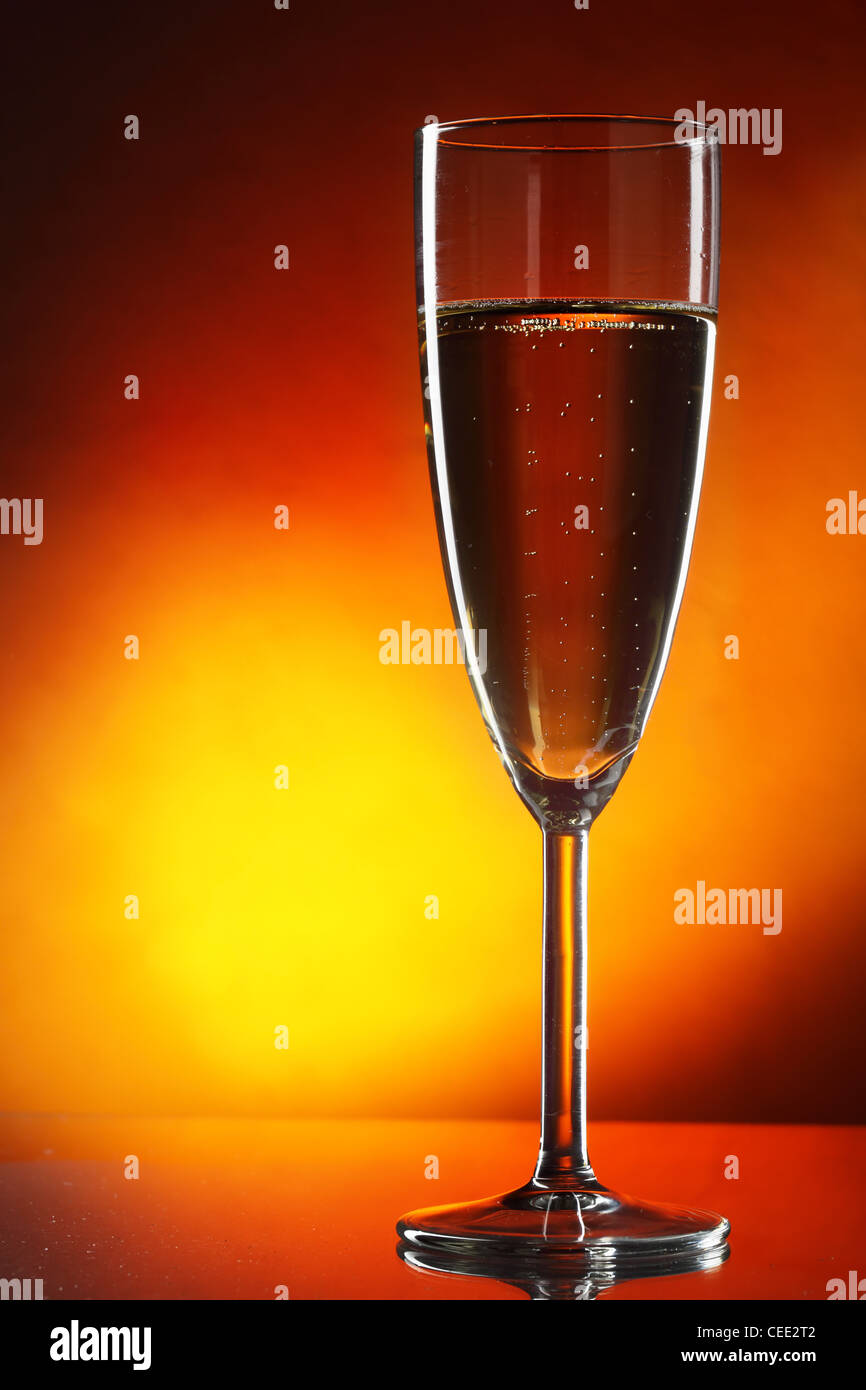 Bicchiere di champagne su sfondo giallo close-up Foto Stock