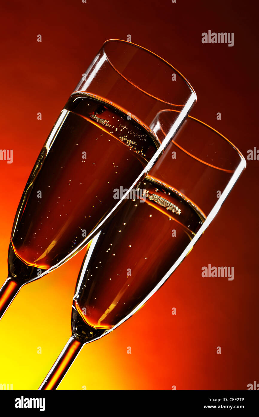 Due bicchieri di champagne su sfondo rosso Foto Stock