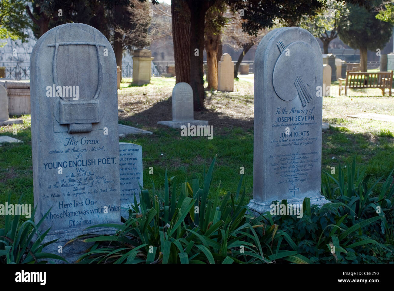 Le tombe di John Keats e Joseph Severn nel Cimitero Acattolico di Roma, Roma, Lazio, Italia Foto Stock