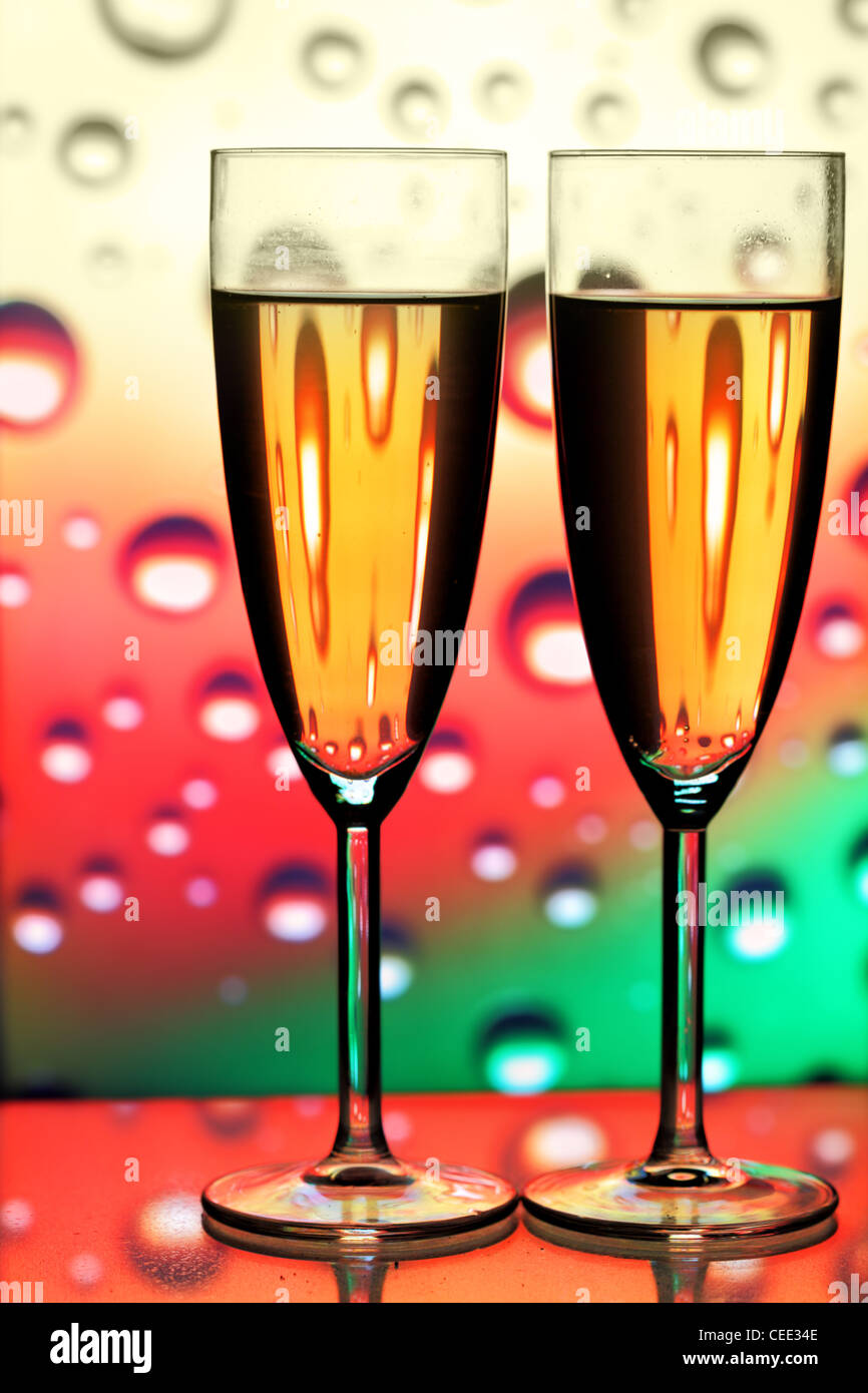 Bicchieri di champagne close-up sopra lo sfondo con bolle Foto Stock
