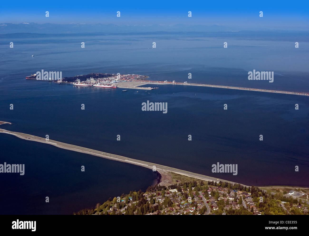 Mare con un percorso e un porto commerciale Foto Stock
