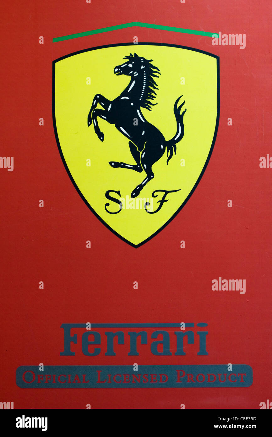 Rosso Ferrari bandiera con la Scuderia Ferrari racing logo dello schermo Foto Stock