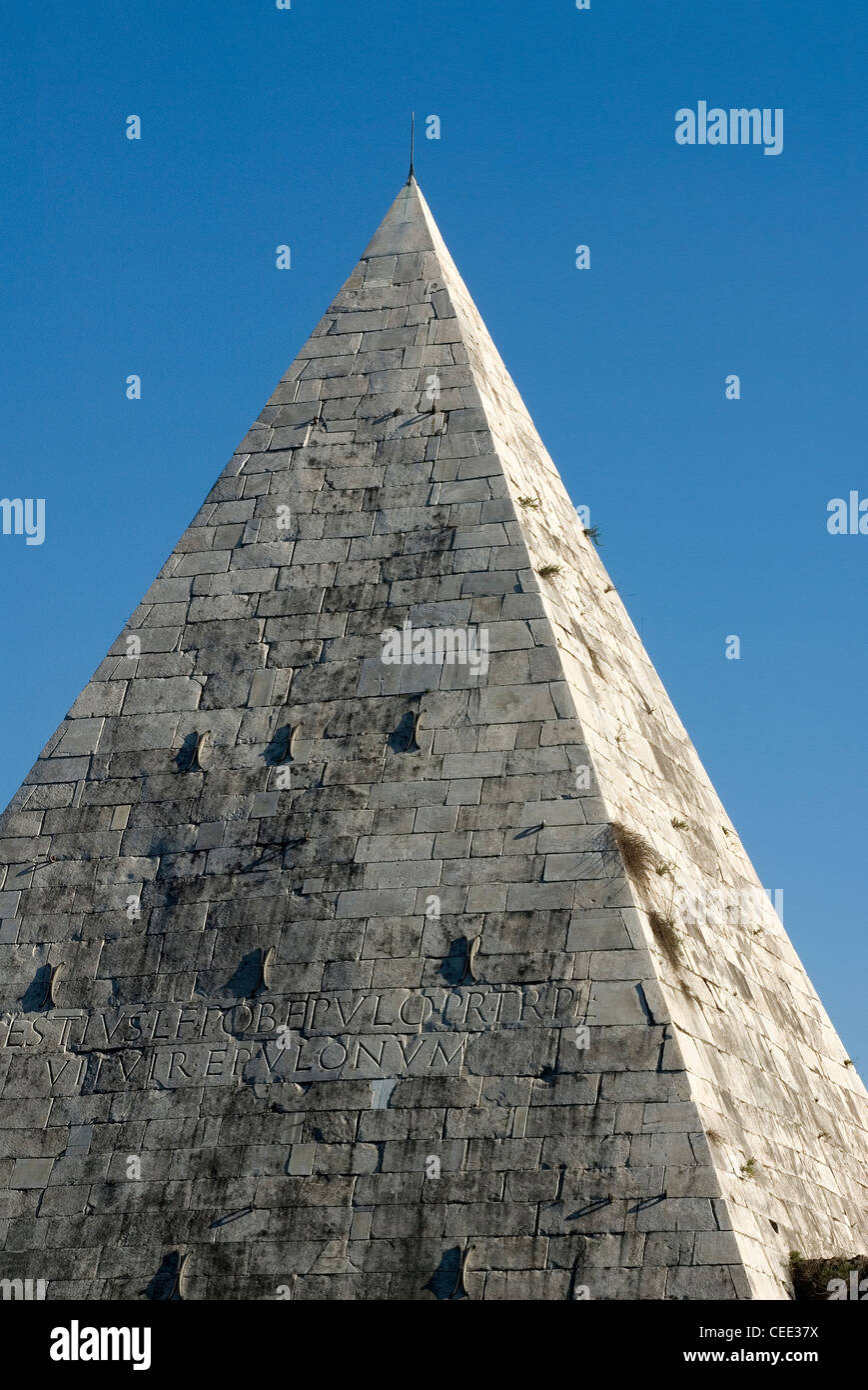 Caio Cestio la piramide visto dal Cimitero Acattolico di Roma, Roma, Lazio, Italia Foto Stock