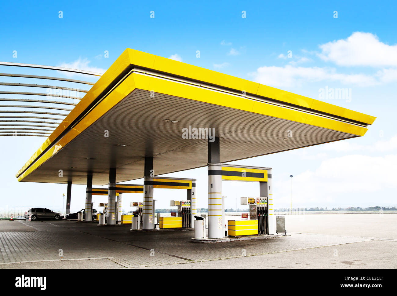 Gas stazione di rifornimento con tetto giallo close-up Foto Stock