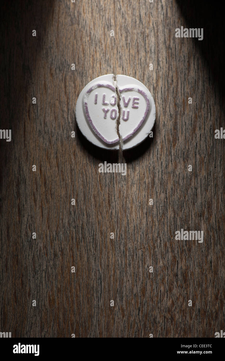 Rotto Ti Amo amore cuore dolce seduto sul pavimento in legno Foto Stock