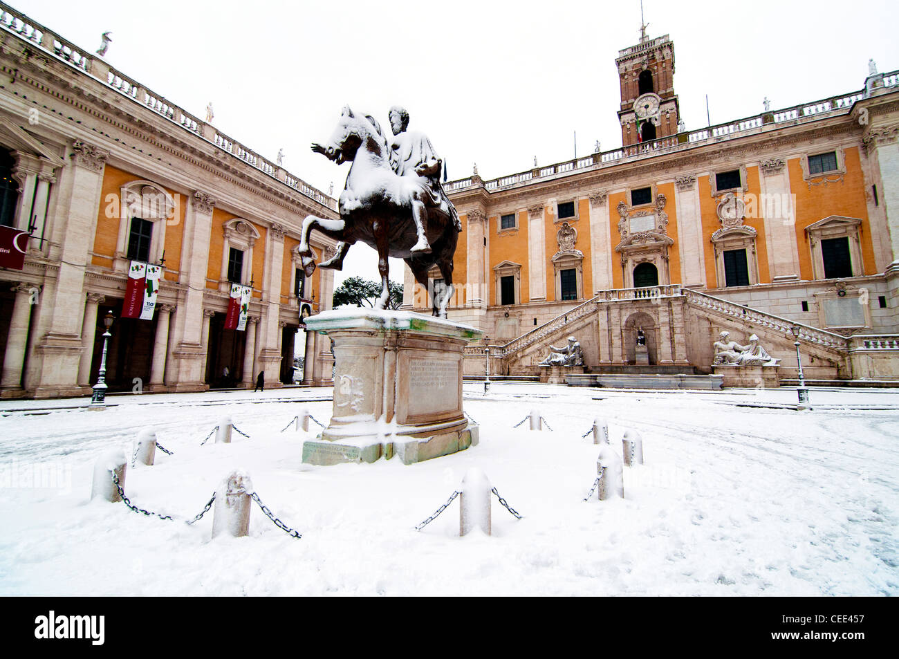 Coperta di neve vista di Piazza del Campidoglio, Roma Italia Foto Stock