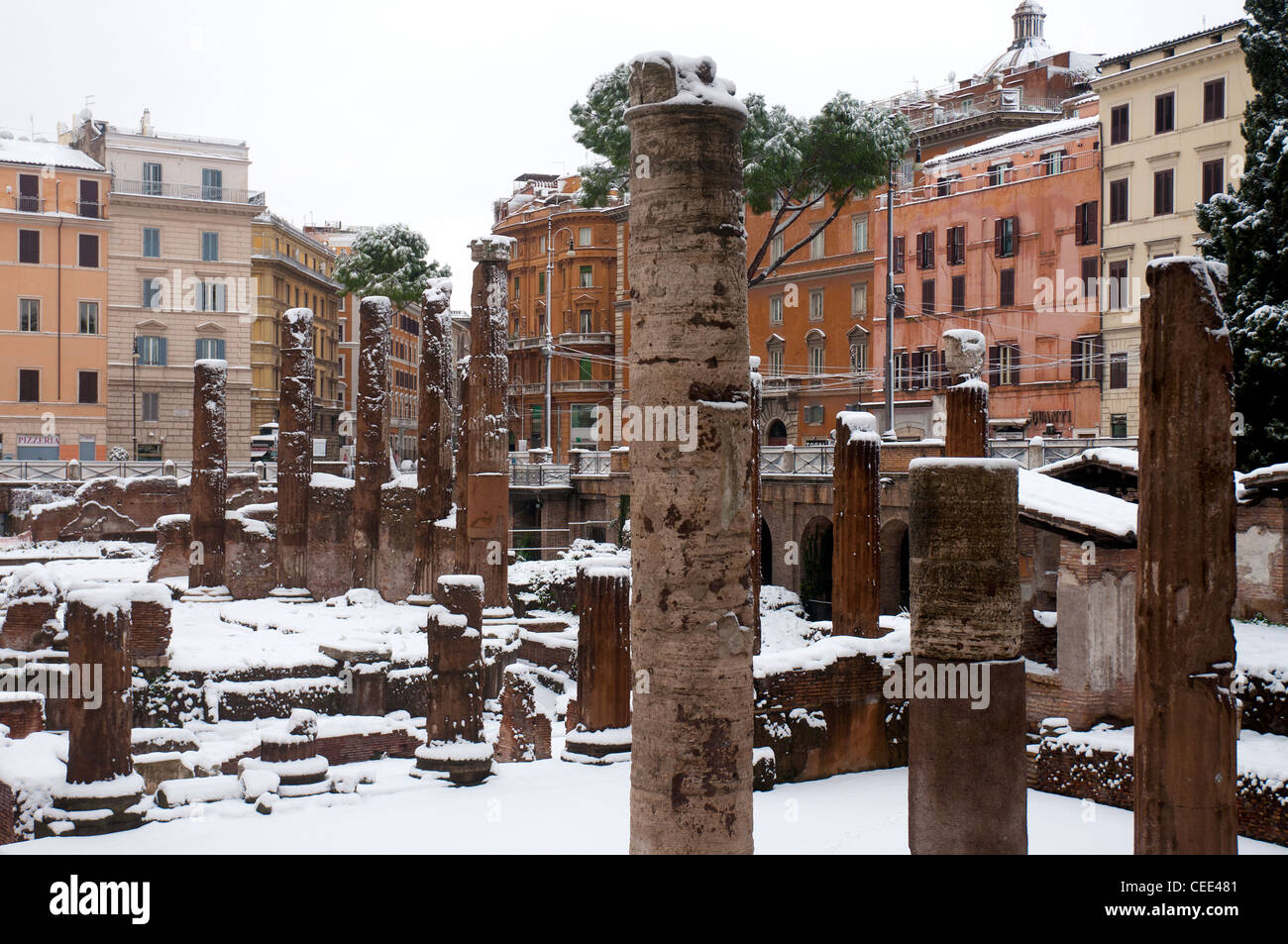 La coperta di neve area archeologica di Largo di Torre Argentina, Roma Italia Foto Stock