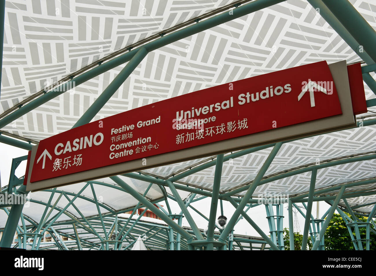 Segno di direzione presso gli Universal Studios e l'Isola di Sentosa, Singapore. Foto Stock
