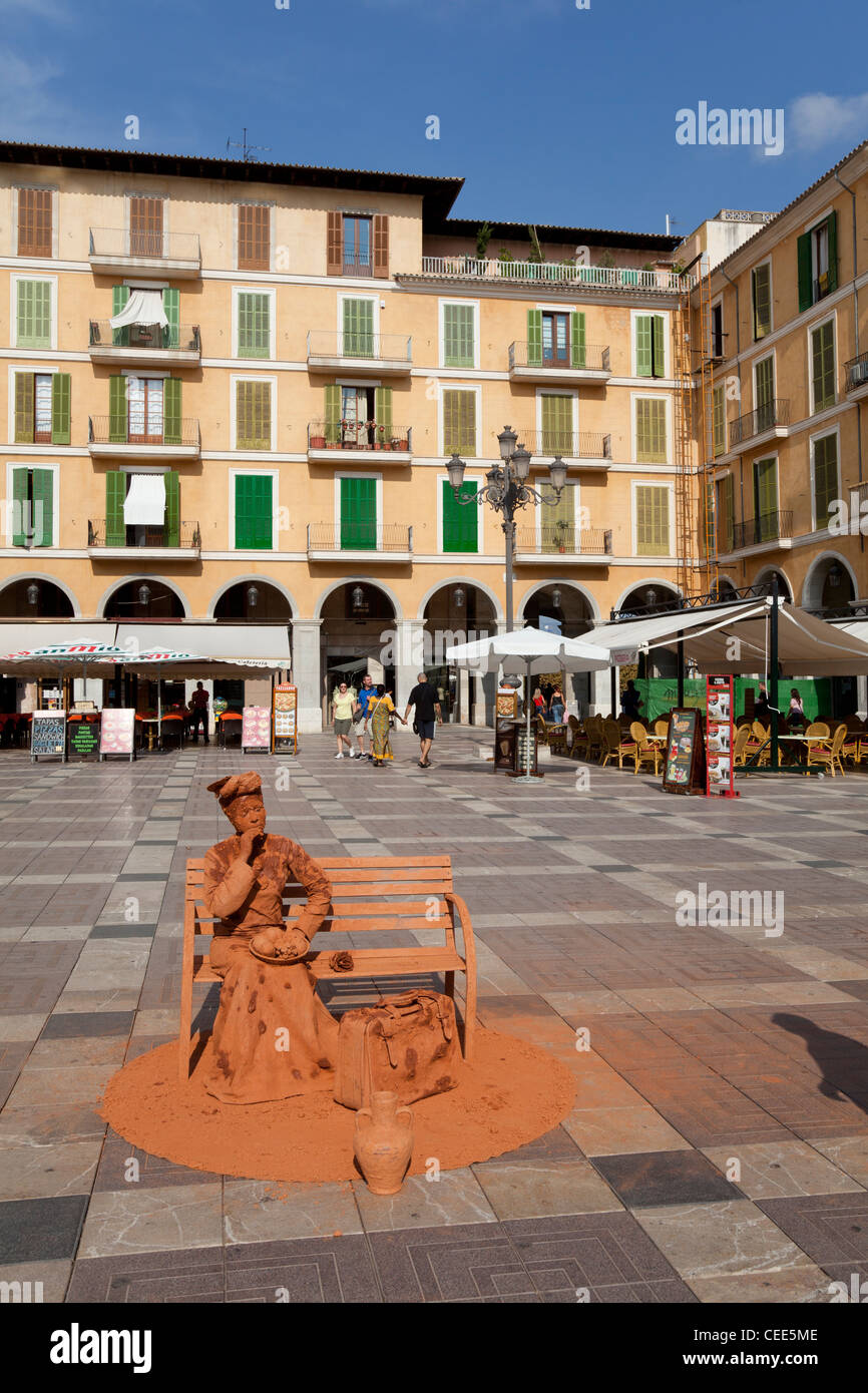 Animatore di strada (statua vivente) in Placa Major, Palma de Mallorca, Spagna Foto Stock