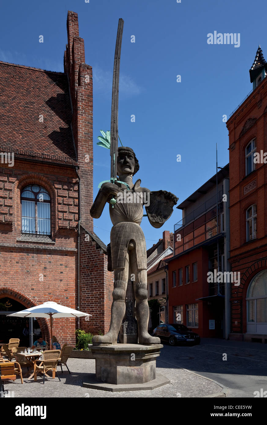 Stendal Rolandfigur vor dem Laubenflügel des Rathauses, errichtet 1525, Kopie 1974 m hölzernem (!) Richtschwert, Höhe 7,80 m Foto Stock