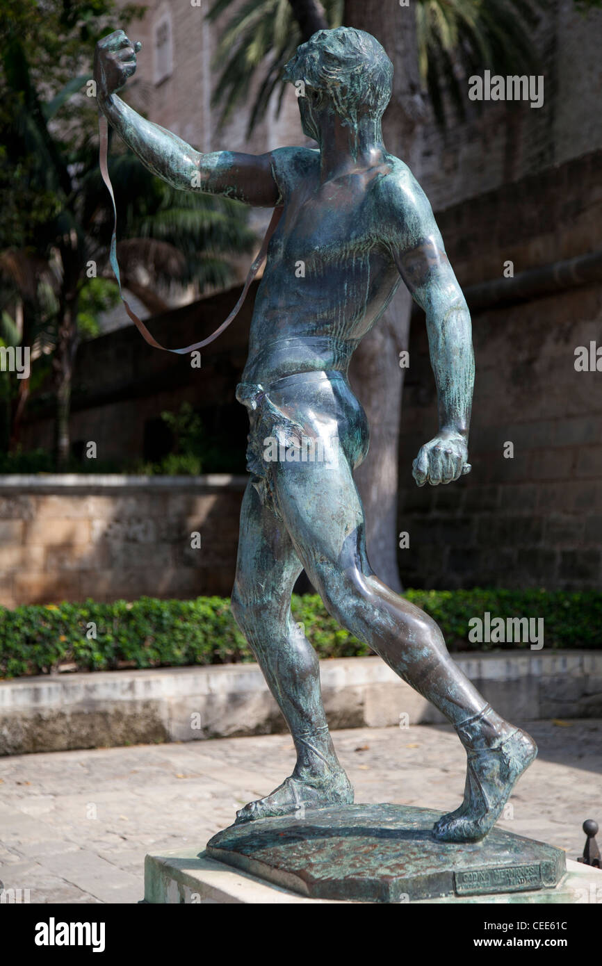 Statua del deflettore Baleari in Hort del Rei giardini, Palma de Mallorca. Maiorca, isole Baleari, Spagna Foto Stock