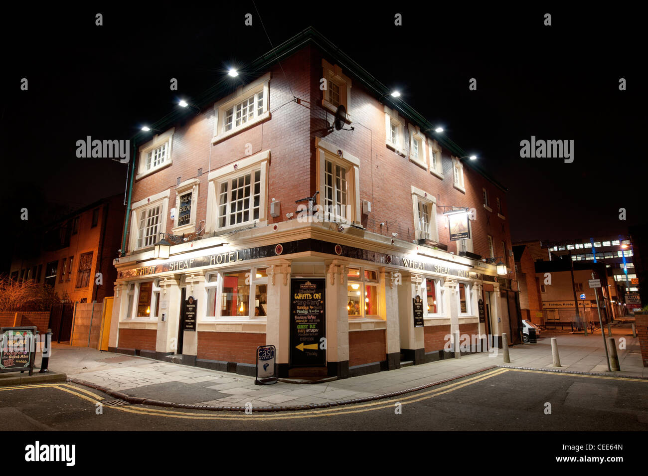 Il Wheatsheaf pub situato nel quartiere settentrionale di Manchester, scattata di notte. Foto Stock