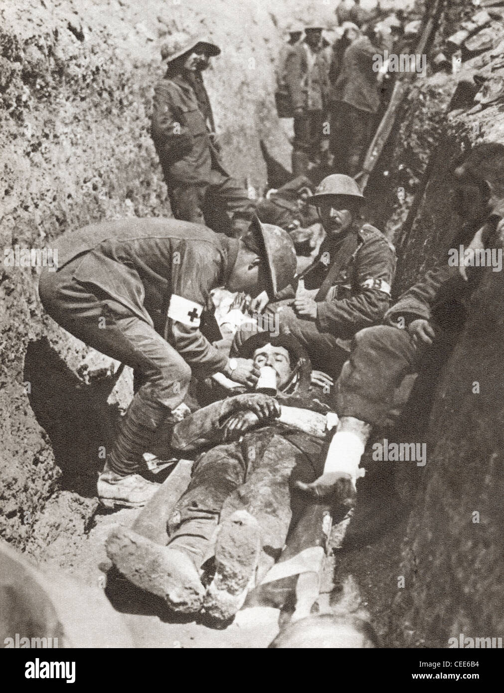 Barellieri dando un aiuto a favore di un soldato ferito giacente in una trincea a somme, Francia durante la guerra mondiale I. Foto Stock