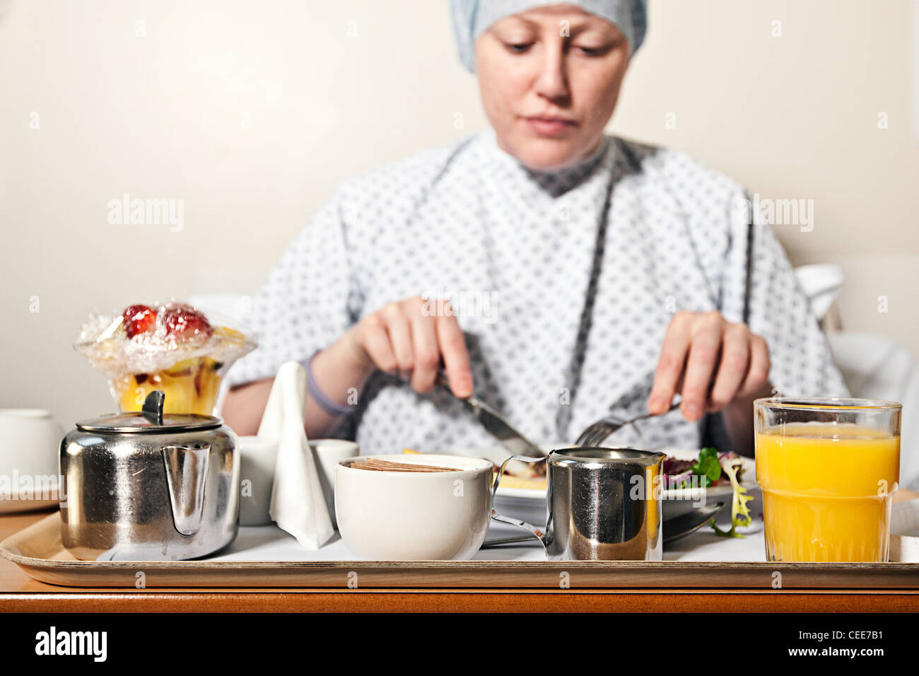 Paziente femmina di camici chirurgici ospedale di mangiare la cena Foto Stock