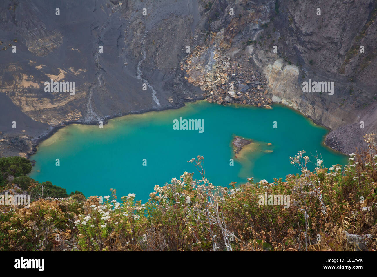 Il blu turchese del lago a Volcan Irazu, Costa Rica. Il vulcano è più di 11.000 piedi alto Foto Stock