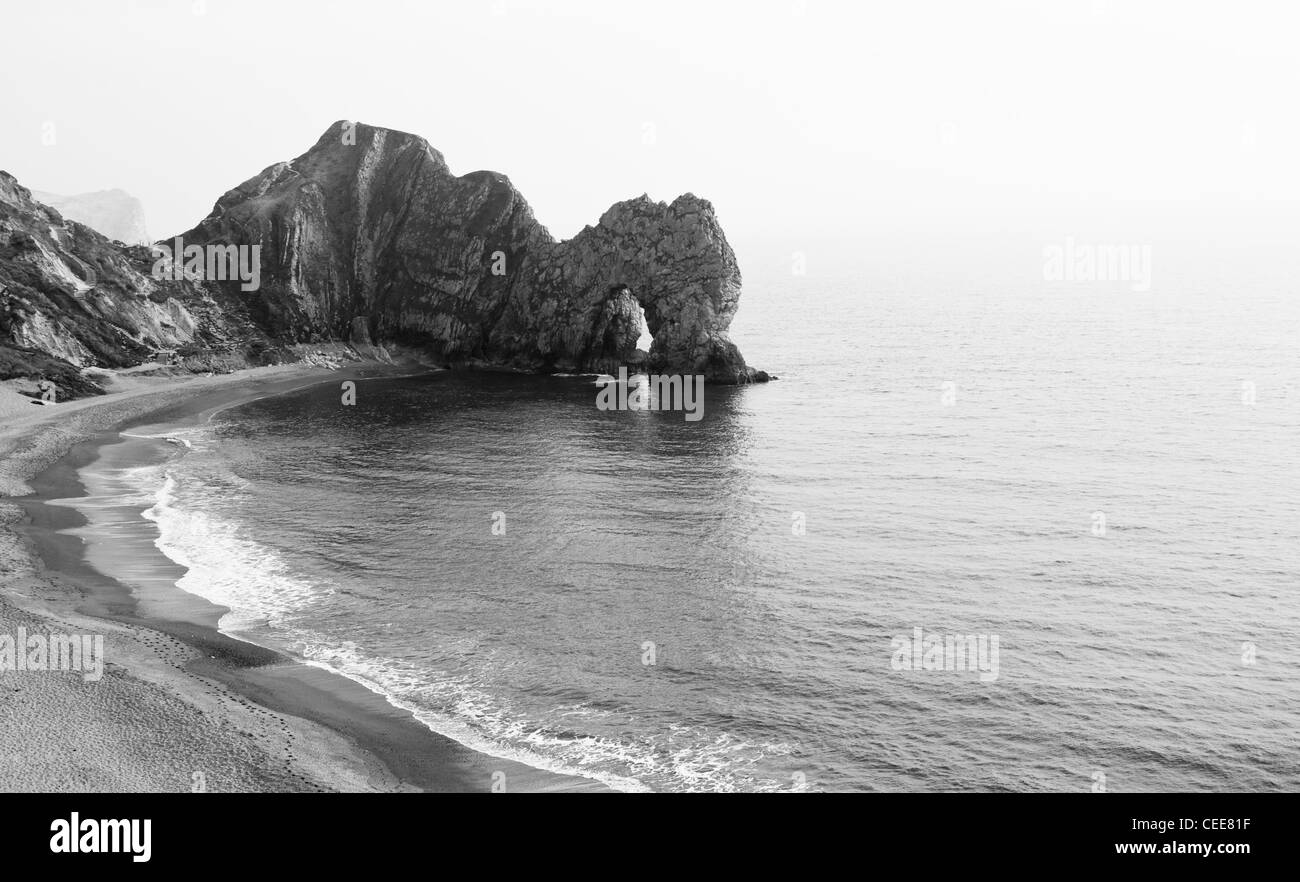 Bianco e Nero serena porta Durdle costiere Arco Rock paesaggio, Lulworth Cove Foto Stock