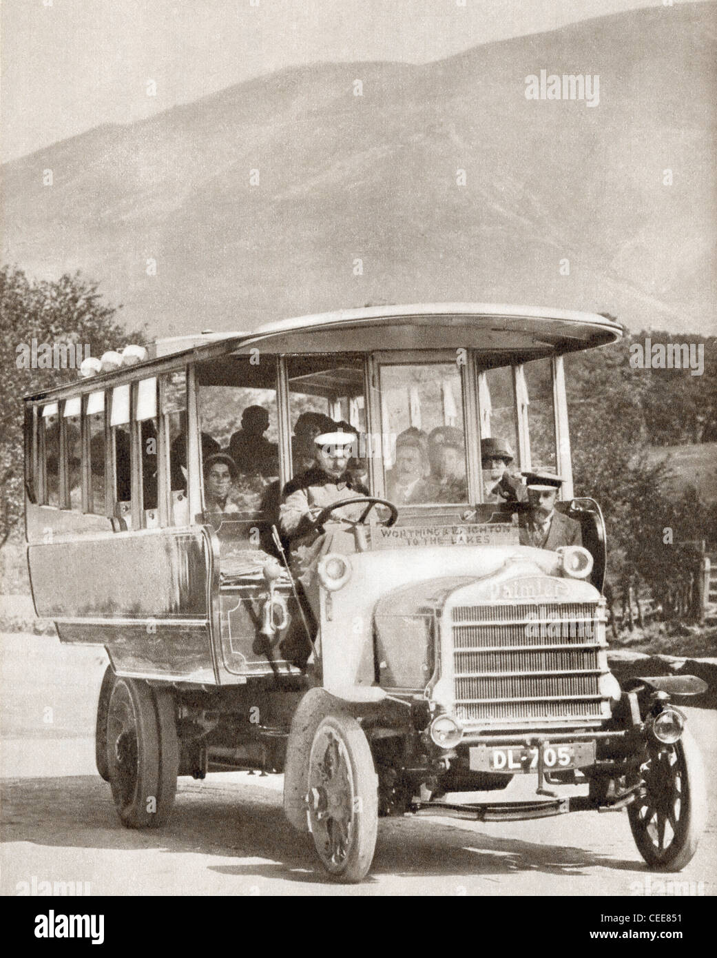 Un 1913 Southdown servizio motore Daimler Charabanc. Dalla storia di 25 anni densi di eventi in immagini, pubblicato 1935. Foto Stock