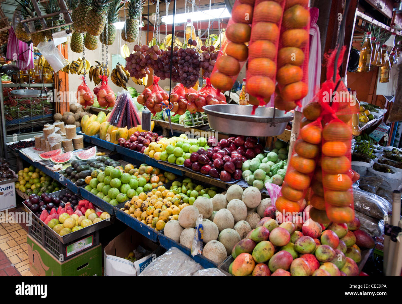 Un mercato con verdure fresche e frutta in barva, Costa Rica. Foto Stock