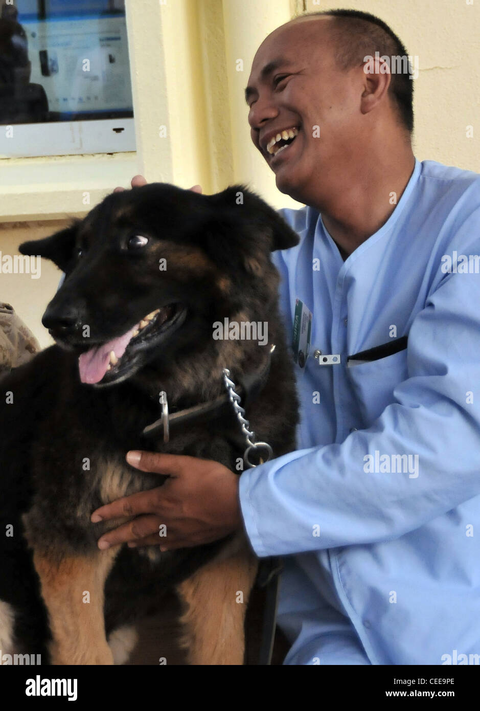 Army spc. a kywe condivide un ridere con cezar, un 332expeditionary forze di sicurezza gruppo esplosivi militari di rilevamento cane da lavoro, durante la prima sessione del k-9 visitazione programma può 15 a base comune balad, Iraq. specialista kywe è una forza aerea theatre ospedale paziente. Il programma funziona per ulteriormente il recupero del paziente dopo un infortunio o una malattia animale mediante terapia assistita con. Foto Stock