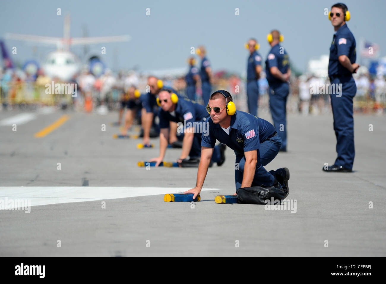 I membri dello Squadron di dimostrazione del volo della Marina degli Stati Uniti, gli Angeli Blu, si preparano a recuperare i sei Hornets F/A-18 dopo una dimostrazione all'ESL International Air Show durante la Rochester Navy Week. Le settimane della Marina militare sono destinate a mostrare gli investimenti che gli americani hanno fatto nella loro Marina come una forza Globale per il bene e aumentare la consapevolezza nelle città che non hanno una presenza significativa della Marina Foto Stock