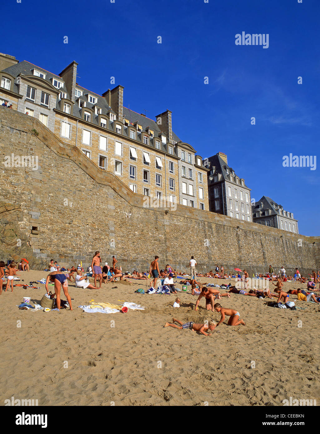 Le mura della città e dalla spiaggia, Saint-Malo, Ille-et-Vilaine Bretagna, Francia Foto Stock