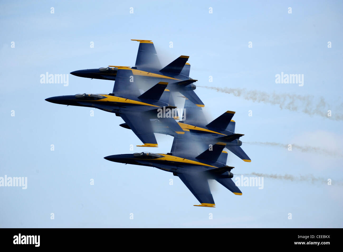 Lo squadrone dimostrativo di volo della Marina degli Stati Uniti, gli Angeli Blu, esegue un Diamond 360 al Rhode Island National Guard Open House Air Show. I Blue Angels si sono esibiti a Rhode Island durante la stagione 2011 e in occasione del Centenario dell'aviazione navale. Foto Stock