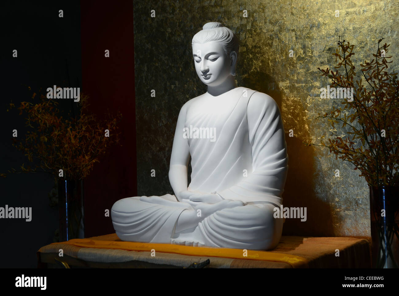 White statua del Buddha seduto in 'posizione del loto" la meditazione Foto Stock