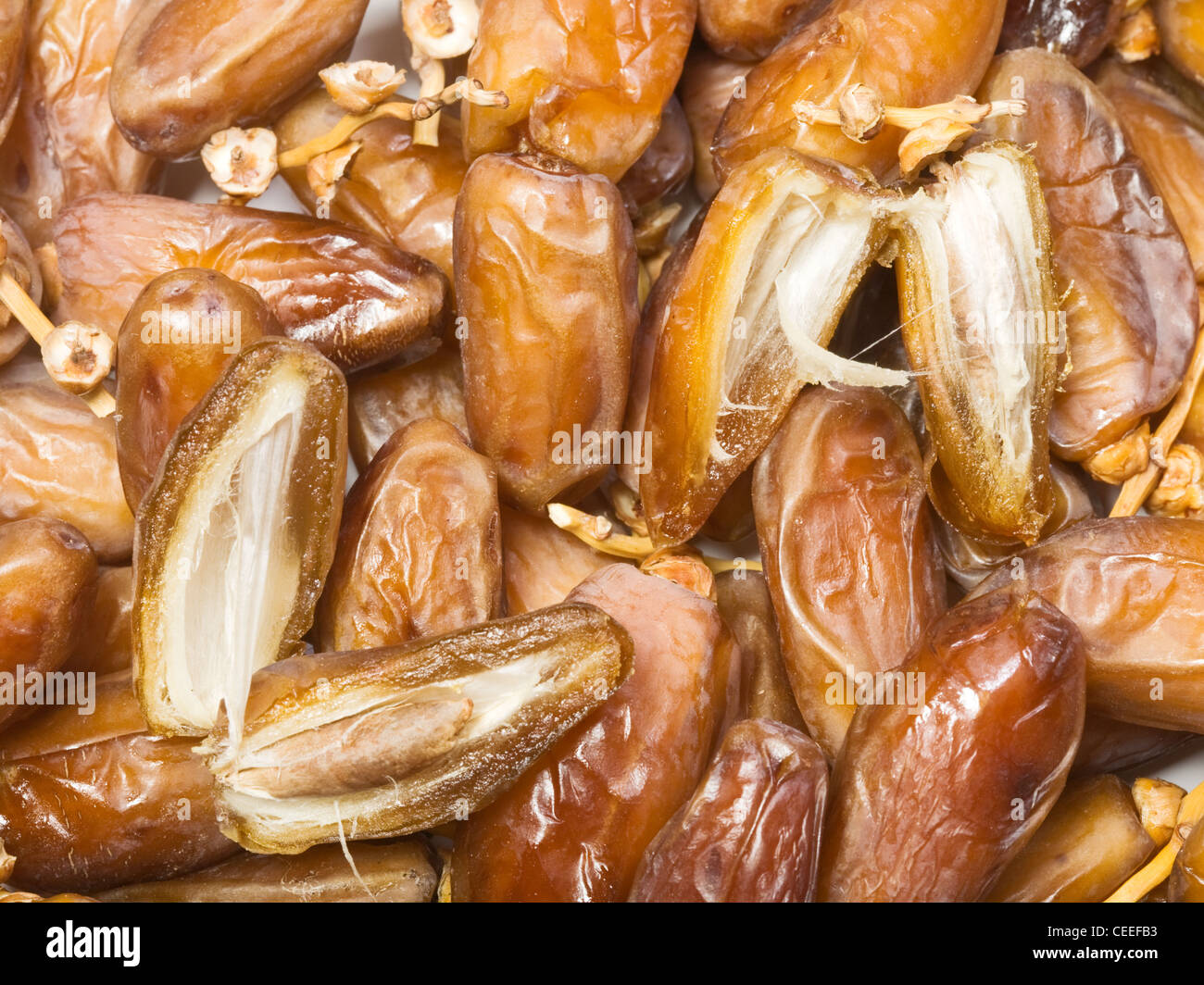 Datteri sfondo con slice e sementi Foto Stock