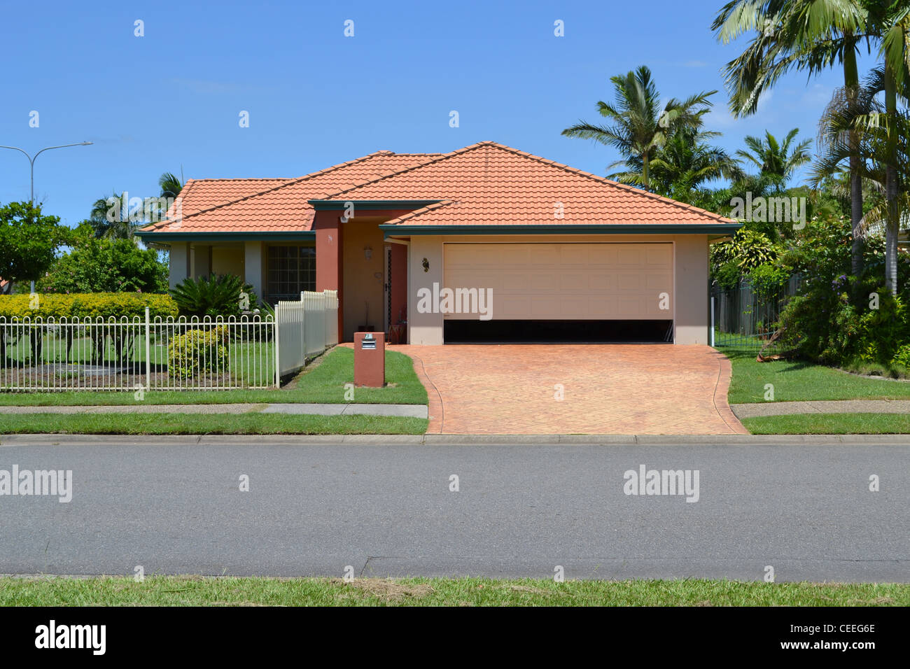 Casa suburbana con automatic garage doppio Foto Stock